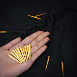 Mittelalterliches Messing-Nestelspitzen-Set mit Burgspitzenmotiv – 10 Stück - Bild 3