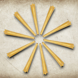 Mittelalterliches Messing-Nestelspitzen-Set mit Burgspitzenmotiv – 10 Stück - Bild 4