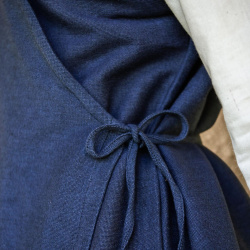 Wickelkleid „Gerlin“ – blaues Überkleid mit Kapuze - Bild 6