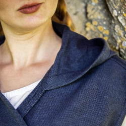 Wickelkleid „Gerlin“ – blaues Überkleid mit Kapuze - Bild 7