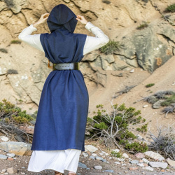 Wickelkleid „Gerlin“ – blaues Überkleid mit Kapuze - Bild 3
