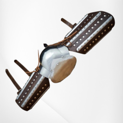 Spätmittelalterliche Armschienen aus Leder mit Stahlschienen – Splintarmrüstung - Bild 3