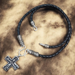 Wikinger Collier „Mandermark“ mit Kreuz von Sanda – schwarze Lederkordel mit feinversilbertem Anhänger - Bild 2