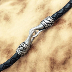 Wikinger Collier „Mandermark“ mit Kreuz von Sanda – schwarze Lederkordel mit feinversilbertem Anhänger - Bild 3