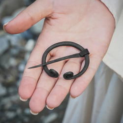 Mittelalterliche Fibel – handgeschmiedete Eisenfibel (Ringfibel) - Bild 2