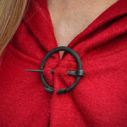 Mittelalterliche Fibel – handgeschmiedete Eisenfibel (Ringfibel) - Bild 3