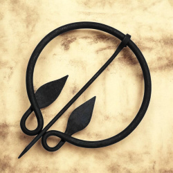 Mittelalterliche Fibel mit blattförmigen Enden – handgeschmiedete Eisenfibel - Bild 5