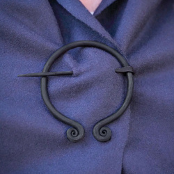 Mittelalterliche Fibel mit Spiralenden – handgeschmiedete Eisenfibel - Bild 3