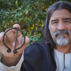 Mittelalterliche Fibel mit Spiralenden – handgeschmiedete Eisenfibel - Bild 2