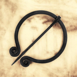 Mittelalterliche Fibel mit Spiralenden – handgeschmiedete Eisenfibel - Bild 5