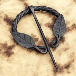 Mittelalterliche Fibel mit Blattmotiv – handgeschmiedete Eisenfibel im Wikingerstil - Bild 4