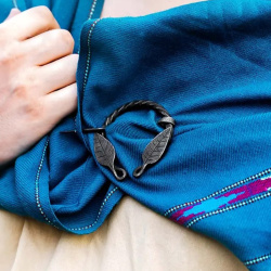 Mittelalterliche Fibel mit Blattmotiv – handgeschmiedete Eisenfibel im Wikingerstil - Bild 2