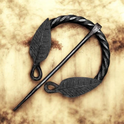 Mittelalterliche Fibel mit Blattmotiv – handgeschmiedete Eisenfibel im Wikingerstil - Bild 5