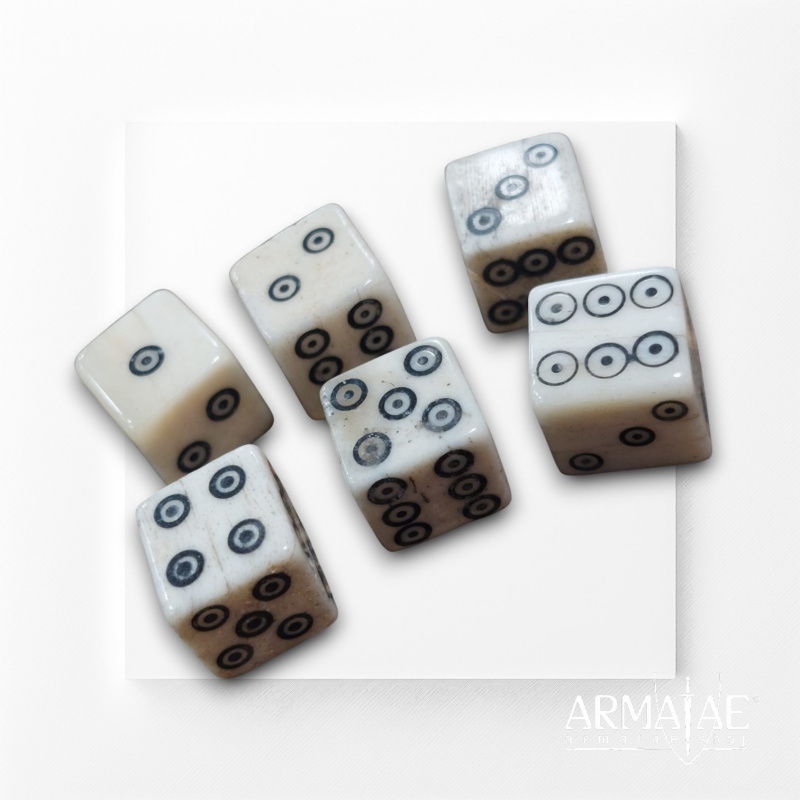 Römische Knochenwürfel (Tesserae) mit Spiralaugen – Set aus 6 Würfeln - Bild a