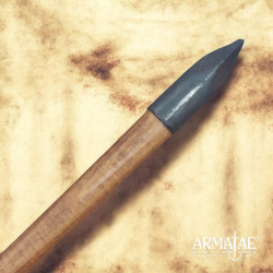 Historischer Armbrustbolzen aus Holz – handgeschmiedete Stahlspitze mit Lederleitwerk 2