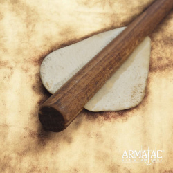 Historischer Armbrustbolzen aus Holz – handgeschmiedete Stahlspitze mit Lederleitwerk 5