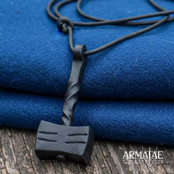Handgeschmiedeter Mjölnir Anhänger – schmiedeeisenfarbig pulverbeschichtet mit verstellbarem Lederband 2