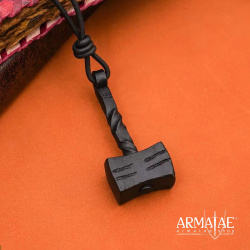 Handgeschmiedeter Mjölnir Anhänger – schmiedeeisenfarbig pulverbeschichtet mit verstellbarem Lederband 3