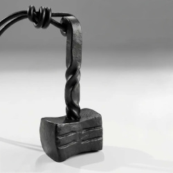 Handgeschmiedeter Mjölnir Anhänger – schmiedeeisenfarbig pulverbeschichtet mit verstellbarem Lederband 6