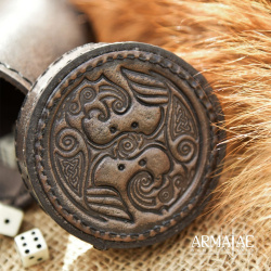 Würfelbecher aus Leder mit Deckel – Raben-Prägung 2