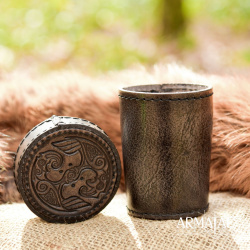 Würfelbecher aus Leder mit Deckel – Raben-Prägung 6
