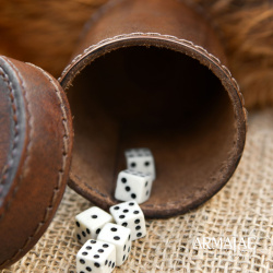 Würfelbecher aus Leder mit Deckel – Braun 4