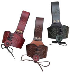 Trinkhornhalter aus Leder mit keltischer Prägung – Größe L – Grün, Braun oder Rot 1