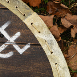 Wikinger Rundschild „Vegvísir – Wegweiser“ – 60 cm mit Rohhautrand 4
