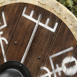 Wikinger Rundschild „Vegvísir – Wegweiser“ – 60 cm mit Rohhautrand 5