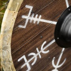 Wikinger Rundschild „Vegvísir – Wegweiser“ – 60 cm mit Rohhautrand 6